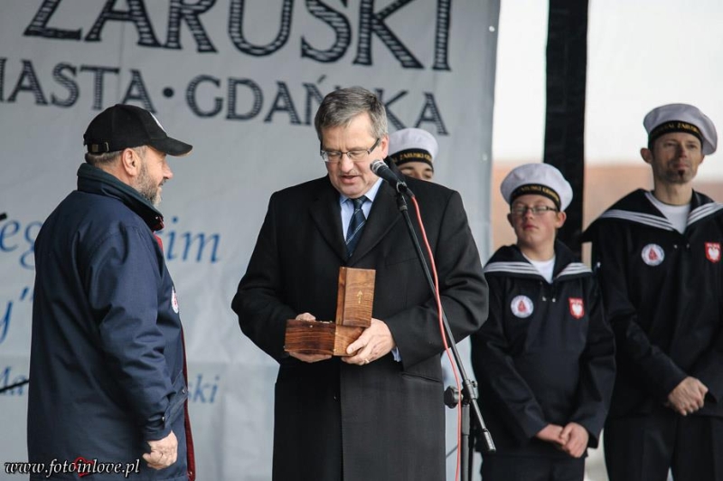 Prezydent RP Bronisław Komorowski wręcza kapitanowi żaglowca STS 